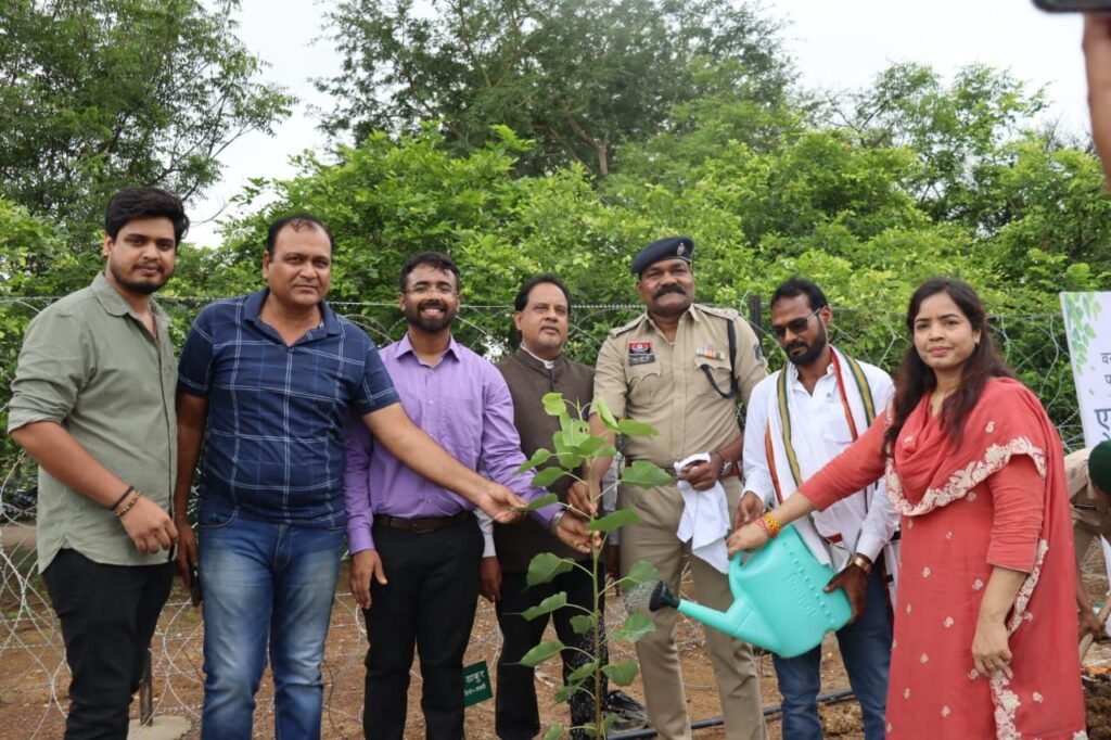 सरदार वल्लभभाई पटेल की 150वीं जयंती पर जिला पुलिस शक्ति ने करी एक अनुकरणीय पहल- एकता वृक्षारोपण अभियान के तहत किया सघन वृक्षारोपण. पुलिस प्रशासन. वन विभाग सहित जन प्रतिनिधि रहे मौजूद. एसपी ठाकुर ने कहा सिर्फ वृक्ष लगाना ही पर्याप्त नहीं उसे संरक्षण देने की है आवश्यकता. नगर पालिका अध्यक्ष श्यामसुंदर अग्रवाल ने भी किया वृक्षारोपण सरदार वल्लभभाई पटेल की 150वीं जयंती पर जिला पुलिस शक्ति ने करी एक अनुकरणीय पहल- एकता वृक्षारोपण अभियान के तहत किया सघन वृक्षारोपण. पुलिस प्रशासन. वन विभाग सहित जन प्रतिनिधि रहे मौजूद. एसपी ठाकुर ने कहा सिर्फ वृक्ष लगाना ही पर्याप्त नहीं उसे संरक्षण देने की है आवश्यकता. नगर पालिका अध्यक्ष श्यामसुंदर अग्रवाल ने भी किया वृक्षारोपण kshititech