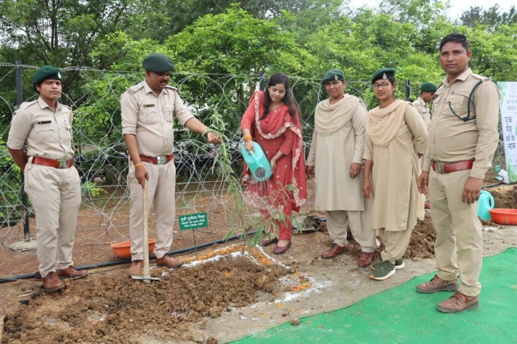 सरदार वल्लभभाई पटेल की 150वीं जयंती पर जिला पुलिस शक्ति ने करी एक अनुकरणीय पहल- एकता वृक्षारोपण अभियान के तहत किया सघन वृक्षारोपण. पुलिस प्रशासन. वन विभाग सहित जन प्रतिनिधि रहे मौजूद. एसपी ठाकुर ने कहा सिर्फ वृक्ष लगाना ही पर्याप्त नहीं उसे संरक्षण देने की है आवश्यकता. नगर पालिका अध्यक्ष श्यामसुंदर अग्रवाल ने भी किया वृक्षारोपण सरदार वल्लभभाई पटेल की 150वीं जयंती पर जिला पुलिस शक्ति ने करी एक अनुकरणीय पहल- एकता वृक्षारोपण अभियान के तहत किया सघन वृक्षारोपण. पुलिस प्रशासन. वन विभाग सहित जन प्रतिनिधि रहे मौजूद. एसपी ठाकुर ने कहा सिर्फ वृक्ष लगाना ही पर्याप्त नहीं उसे संरक्षण देने की है आवश्यकता. नगर पालिका अध्यक्ष श्यामसुंदर अग्रवाल ने भी किया वृक्षारोपण kshititech