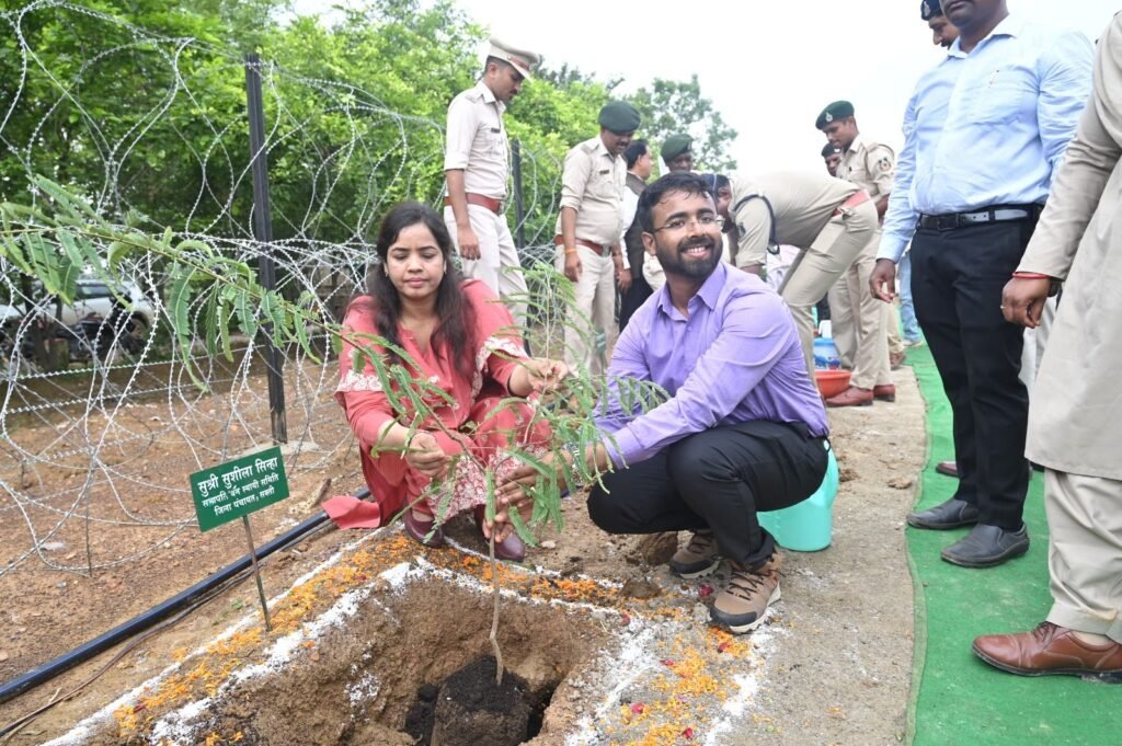 सरदार वल्लभभाई पटेल की 150वीं जयंती पर जिला पुलिस शक्ति ने करी एक अनुकरणीय पहल- एकता वृक्षारोपण अभियान के तहत किया सघन वृक्षारोपण. पुलिस प्रशासन. वन विभाग सहित जन प्रतिनिधि रहे मौजूद. एसपी ठाकुर ने कहा सिर्फ वृक्ष लगाना ही पर्याप्त नहीं उसे संरक्षण देने की है आवश्यकता. नगर पालिका अध्यक्ष श्यामसुंदर अग्रवाल ने भी किया वृक्षारोपण सरदार वल्लभभाई पटेल की 150वीं जयंती पर जिला पुलिस शक्ति ने करी एक अनुकरणीय पहल- एकता वृक्षारोपण अभियान के तहत किया सघन वृक्षारोपण. पुलिस प्रशासन. वन विभाग सहित जन प्रतिनिधि रहे मौजूद. एसपी ठाकुर ने कहा सिर्फ वृक्ष लगाना ही पर्याप्त नहीं उसे संरक्षण देने की है आवश्यकता. नगर पालिका अध्यक्ष श्यामसुंदर अग्रवाल ने भी किया वृक्षारोपण kshititech