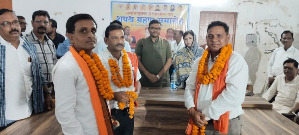 मालखरौदा एसडीएम पटेल ने दिलाई नगर पंचायत अड़भाड़ के तीन नव नियुक्त मनोनीत पार्षदों को शपथ. संयोगिता सिंह जूदेव। टिकेश्वर गबेल.एवं नगर पंचायत अध्यक्ष कृष्णा रात्रे रहे मौजूद. नगर पंचायत कार्यालय परिसर में किया गया वृक्षारोपण. नितिन शुक्ला.बसंत धीरज. गजेंद्र राठौर को दिलाई गई शपथ kshititech