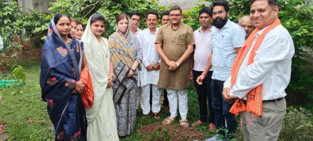 मालखरौदा एसडीएम पटेल ने दिलाई नगर पंचायत अड़भाड़ के तीन नव नियुक्त मनोनीत पार्षदों को शपथ. संयोगिता सिंह जूदेव। टिकेश्वर गबेल.एवं नगर पंचायत अध्यक्ष कृष्णा रात्रे रहे मौजूद. नगर पंचायत कार्यालय परिसर में किया गया वृक्षारोपण. नितिन शुक्ला.बसंत धीरज. गजेंद्र राठौर को दिलाई गई शपथ kshititech