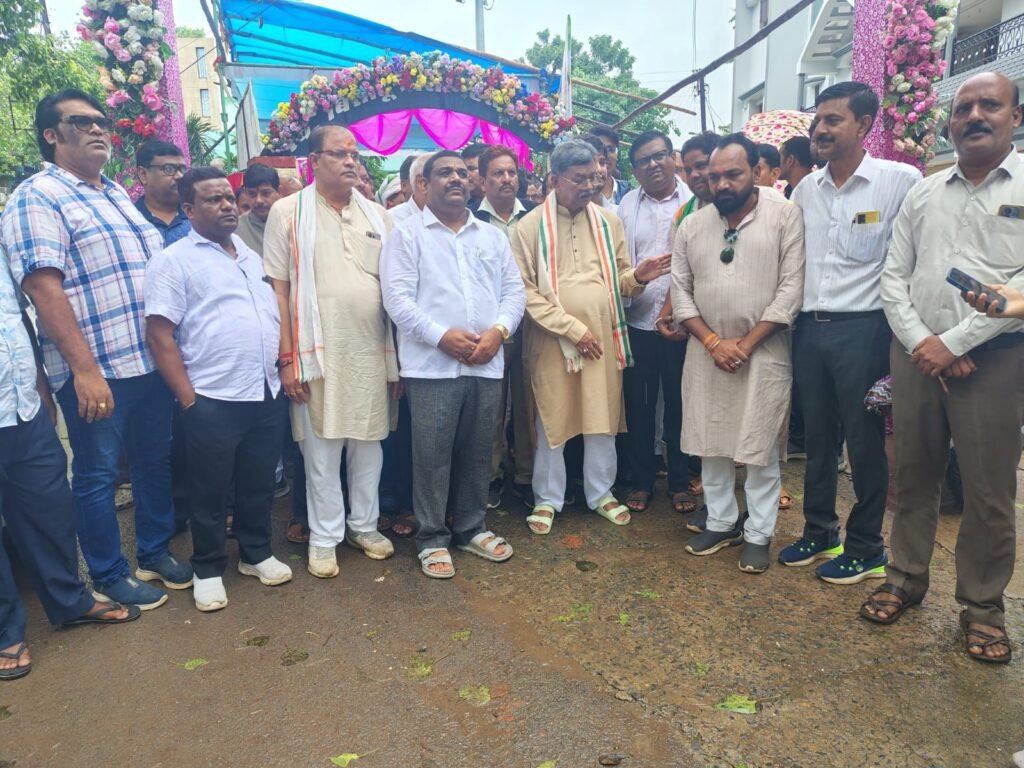 बाबूजी की पुण्यतिथि का आयोजन-स्व बिसाहू दास महन्त ने अंचल में विकास की रेखा खिंची-रामकुमार यादव.आभावों के बीच किसान खुशहाल हो इसके लिये काम किया -सूरज महन्त।स्व महन्त हमारे धरोहर हैं -श्याम सुंदर अग्रवाल अध्यक्ष नण सकती. 23 जुलाई को भारी बारिश के बावजूद कांग्रेस जनों ने एकत्रित होकर दी बाबूजी को श्रद्धांजलि kshititech