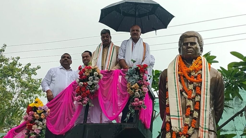बाबूजी की पुण्यतिथि का आयोजन-स्व बिसाहू दास महन्त ने अंचल में विकास की रेखा खिंची-रामकुमार यादव.आभावों के बीच किसान खुशहाल हो इसके लिये काम किया -सूरज महन्त।स्व महन्त हमारे धरोहर हैं -श्याम सुंदर अग्रवाल अध्यक्ष नण सकती. 23 जुलाई को भारी बारिश के बावजूद कांग्रेस जनों ने एकत्रित होकर दी बाबूजी को श्रद्धांजलि kshititech