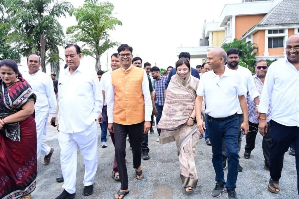 चंद्रपुर में हुआ आरोग्यधाम का भूमि पूजन. वित्त मंत्री ओपी चौधरी ने कहा- सामाजिक सरोकार के तहत बनने वाला यह चिकित्सालय क्षेत्र के लोगों की चिकित्सा सेवा का बनेगा बड़ा केंद्र. श्री गोपाल जी महाप्रभु एवं मां चंद्रहासिनी सार्वजनिक न्यास चंद्रपुर ने की है आरोग्यधाम निर्माण की पहल चंद्रपुर में हुआ आरोग्यधाम का भूमि पूजन. वित्त मंत्री ओपी चौधरी ने कहा- सामाजिक सरोकार के तहत बनने वाला यह चिकित्सालय क्षेत्र के लोगों की चिकित्सा सेवा का बनेगा बड़ा केंद्र. श्री गोपाल जी महाप्रभु एवं मां चंद्रहासिनी सार्वजनिक न्यास चंद्रपुर ने की है आरोग्यधाम निर्माण की पहल kshititech