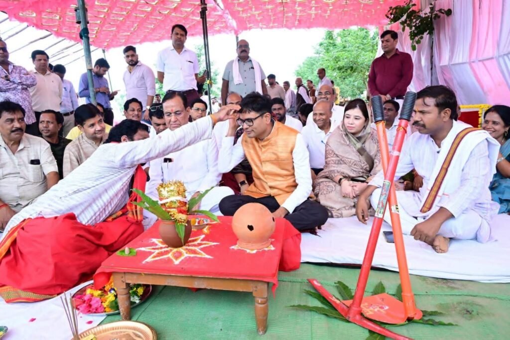 चंद्रपुर में हुआ आरोग्यधाम का भूमि पूजन. वित्त मंत्री ओपी चौधरी ने कहा- सामाजिक सरोकार के तहत बनने वाला यह चिकित्सालय क्षेत्र के लोगों की चिकित्सा सेवा का बनेगा बड़ा केंद्र. श्री गोपाल जी महाप्रभु एवं मां चंद्रहासिनी सार्वजनिक न्यास चंद्रपुर ने की है आरोग्यधाम निर्माण की पहल चंद्रपुर में हुआ आरोग्यधाम का भूमि पूजन. वित्त मंत्री ओपी चौधरी ने कहा- सामाजिक सरोकार के तहत बनने वाला यह चिकित्सालय क्षेत्र के लोगों की चिकित्सा सेवा का बनेगा बड़ा केंद्र. श्री गोपाल जी महाप्रभु एवं मां चंद्रहासिनी सार्वजनिक न्यास चंद्रपुर ने की है आरोग्यधाम निर्माण की पहल kshititech