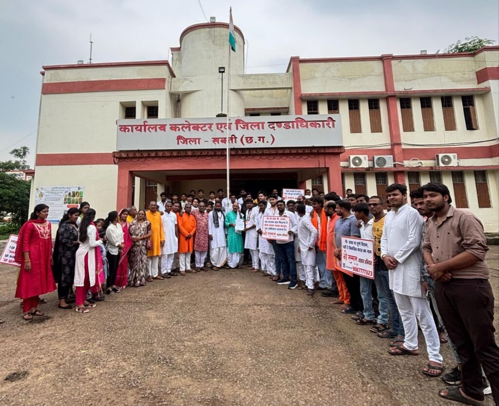गौ माता के सम्मान में. गौ सेवक उतरे मैदान में-शक्ति जिले में गौ सेवकों ने कलेक्टर के माध्यम से गौ सम्मान आवाहन अभियान के अंतर्गत सौंपा ज्ञापन. कलेक्टर कार्यालय पहुंचे सदस्यों ने एडीएम लकड़ा को दिया ज्ञापन. विद्वान पंडित भोलाशंकर तिवारी सहित गौ सेवक रहे मौजूद kshititech