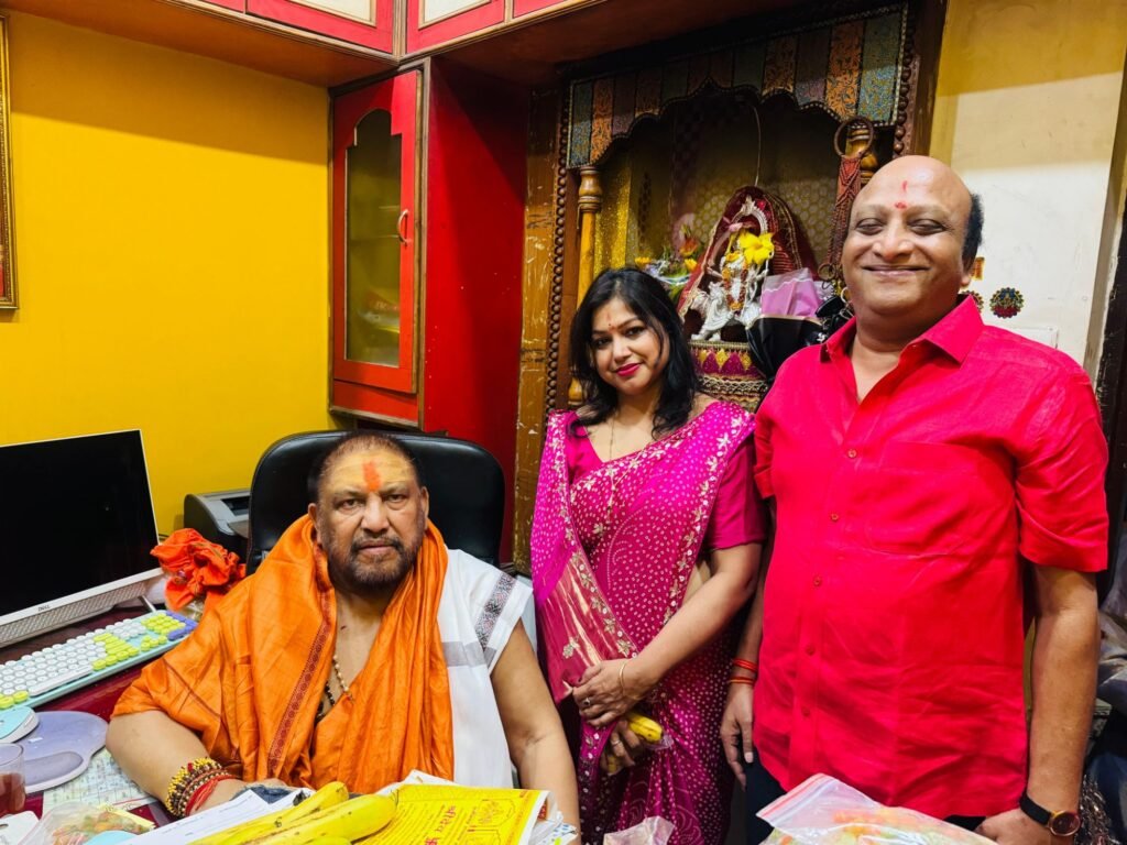 शक्ति में गुरु पूर्णिमा के मौके पर गुरुजनों से लिया शिष्यों ने आशीर्वाद. महामंडलेश्वर अमृतानंद सरस्वती भरत जी महाराज. विद्वान पंडित भोलाशंकर तिवारी। आचार्य राजेंद्र जी महाराज। गोस्वामी गोविंद बाबा। आचार्य बांके बिहारी गोस्वामी। आचार्य पवन कृष्ण गोस्वामी से लिया भक्तों ने आशीर्वाद kshititech