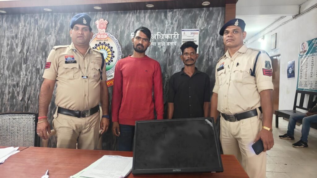 शक्ति पुलिस की सक्रियता से हुआ बड़ी चोरी का खुलासा.आरोपी हुए गिरफ्तार. चोरी की रकम भी हुई चोरों से बरामद. कोतवाली प्रभारी की सक्रियता से चोरों पर कस रही नकेल kshititech