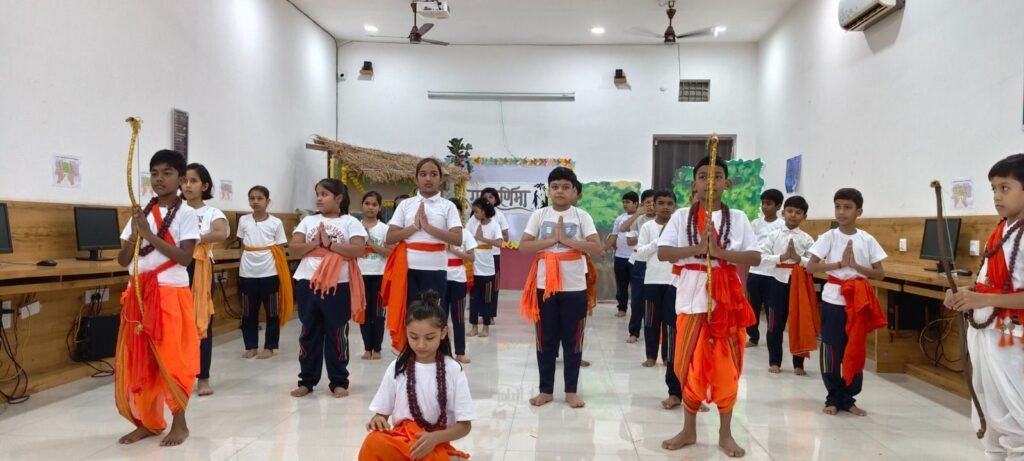 बाराद्वार शहर के सीबीएसई एशियन वर्ल्ड स्कूल में गुरु पूर्णिमा का हुआ भव्य आयोजन. विद्यार्थियों ने भी गुरुजनों का किया सम्मान kshititech
