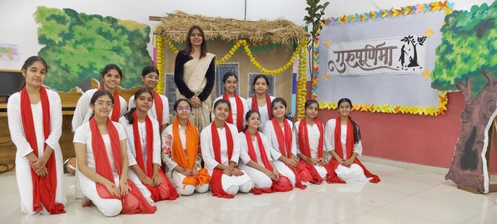 बाराद्वार शहर के सीबीएसई एशियन वर्ल्ड स्कूल में गुरु पूर्णिमा का हुआ भव्य आयोजन. विद्यार्थियों ने भी गुरुजनों का किया सम्मान kshititech
