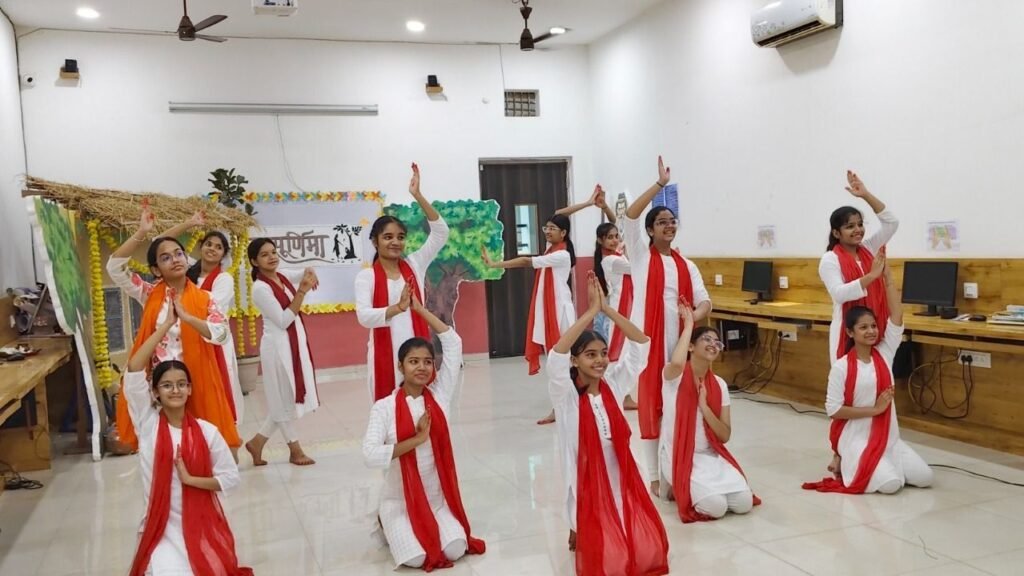 बाराद्वार शहर के सीबीएसई एशियन वर्ल्ड स्कूल में गुरु पूर्णिमा का हुआ भव्य आयोजन. विद्यार्थियों ने भी गुरुजनों का किया सम्मान kshititech