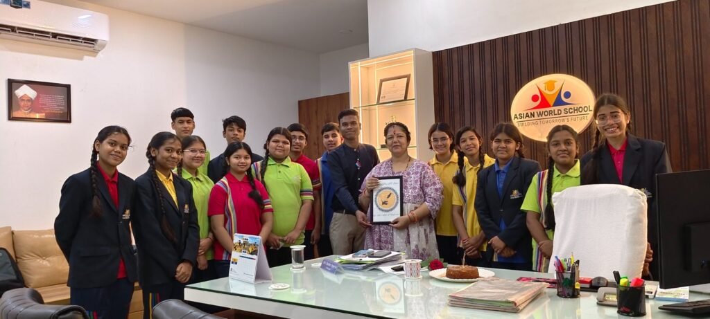 बाराद्वार शहर के सीबीएसई एशियन वर्ल्ड स्कूल में गुरु पूर्णिमा का हुआ भव्य आयोजन. विद्यार्थियों ने भी गुरुजनों का किया सम्मान kshititech