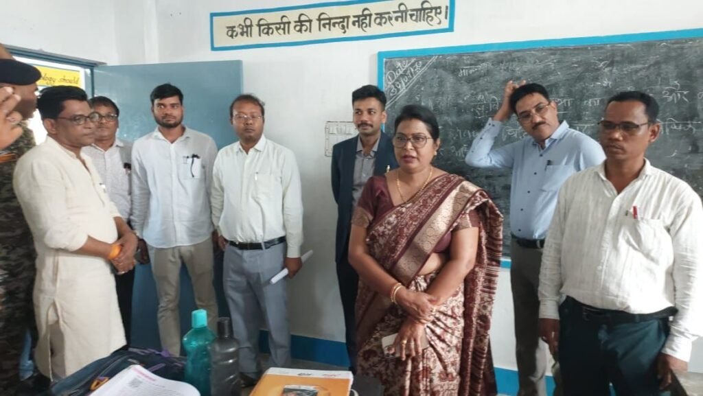 हस्ताक्षर कर अनुपस्थित शिक्षिका को कारण बताओ सूचना जारी हस्ताक्षर कर अनुपस्थित शिक्षिका को कारण बताओ सूचना जारी kshititech