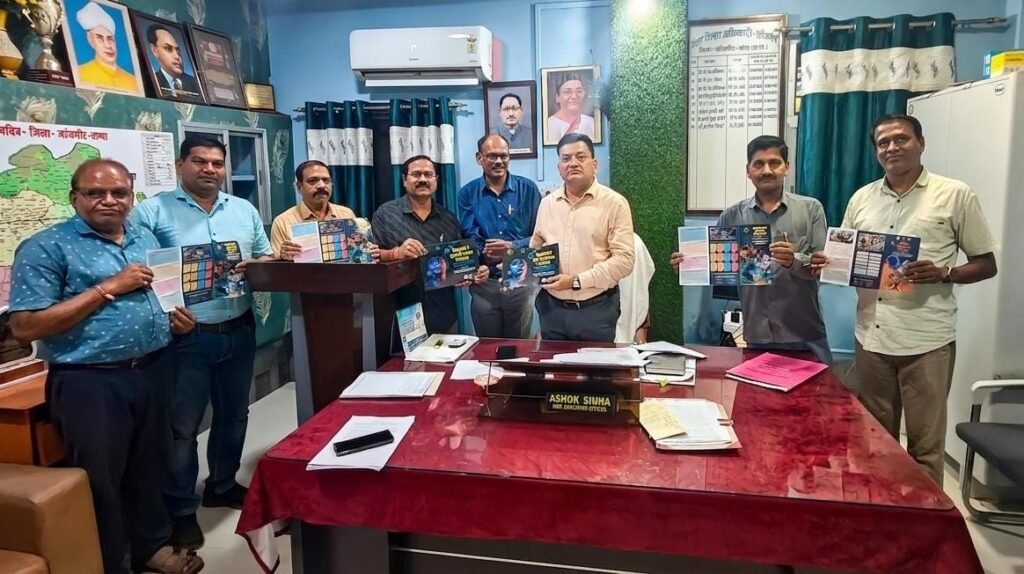 जांजगीर चांपा जिले के जिला शिक्षा अधिकारी सिन्हा से मुलाकात की प्रतिनिधि मंडल ने।विज्ञान प्रतिभा खोज परीक्षा के सफल आयोजन एवं विद्यार्थियों की अधिकाधिक सहभागिता पर हुई विस्तृत चर्चा। kshititech