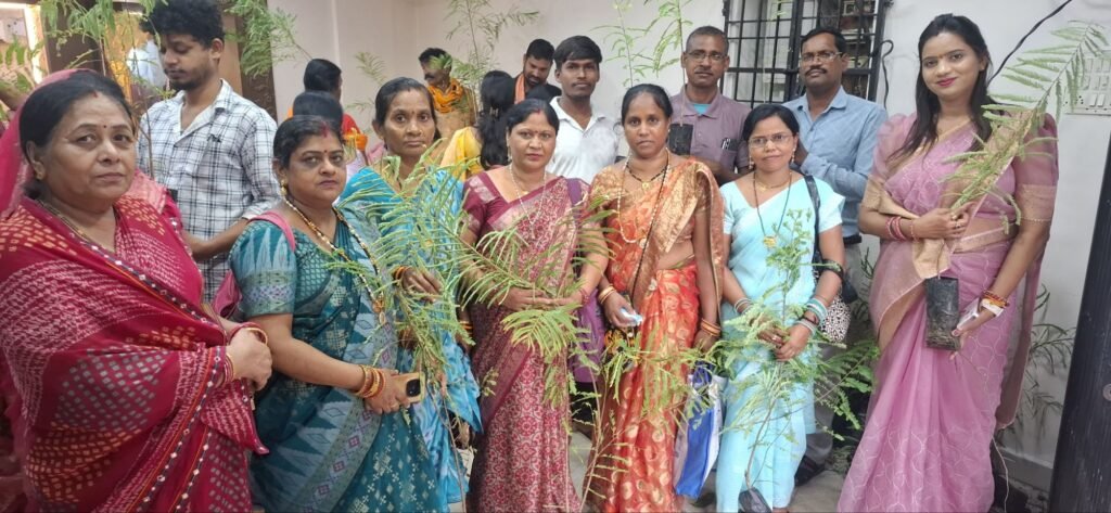 भागवत प्रवाह संस्थान छत्तीसगढ़ ने गुरु पूर्णिमा पर्व पर हटरी धर्मशाला में किया गुरु पूर्णिमा एवं गुरु पूजन का आयोजन. आचार्य राजेंद्र जी महाराज एवं देवेंद्र कृष्ण जी महाराज के सानिध्य में आयोजित था महोत्सव. वरिष्ठ जनों के सम्मान के साथ ही एक पेड़ मां के नाम के तहत वृक्ष दिए गए भेंट स्वरूप kshititech
