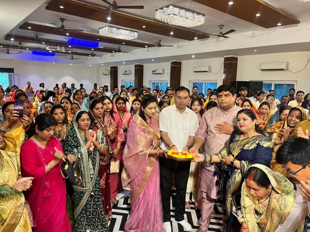भागवत प्रवाह संस्थान छत्तीसगढ़ ने गुरु पूर्णिमा पर्व पर हटरी धर्मशाला में किया गुरु पूर्णिमा एवं गुरु पूजन का आयोजन. आचार्य राजेंद्र जी महाराज एवं देवेंद्र कृष्ण जी महाराज के सानिध्य में आयोजित था महोत्सव. वरिष्ठ जनों के सम्मान के साथ ही एक पेड़ मां के नाम के तहत वृक्ष दिए गए भेंट स्वरूप kshititech