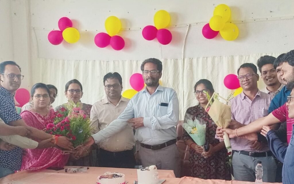 जिला मुख्यालय शक्ति के सरकारी अस्पताल में राष्ट्रीय चिकित्सक दिवस के मौके पर किया गया कार्यक्रम का आयोजन. स्वास्थ्य कर्मचारियों ने चिकित्सकों के अमूल्य सेवाओं के लिए दी उन्हें शुभकामनाएं. डॉ संतोष पटेल. डॉक्टर सूरज सिंह राठौर एवं डा श्रीमती कल्पना राठौर भी रही मौजूद जिला मुख्यालय शक्ति के सरकारी अस्पताल में राष्ट्रीय चिकित्सक दिवस के मौके पर किया गया कार्यक्रम का आयोजन. स्वास्थ्य कर्मचारियों ने चिकित्सकों के अमूल्य सेवाओं के लिए दी उन्हें शुभकामनाएं. डॉ संतोष पटेल. डॉक्टर सूरज सिंह राठौर एवं डा श्रीमती कल्पना राठौर भी रही मौजूद kshititech