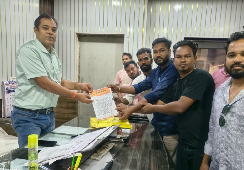 महामाया मंदिर स्थित दर्री तालाब की साफ़ सफाई के लिए बजरंग दल शक्ति ने दिया सीएमओ साहब को ज्ञापन. तालाब के जर्जर स्थान की मरम्मत करने की भी करी मांग महामाया मंदिर स्थित दर्री तालाब की साफ़ सफाई के लिए बजरंग दल शक्ति ने दिया सीएमओ साहब को ज्ञापन. तालाब के जर्जर स्थान की मरम्मत करने की भी करी मांग kshititech