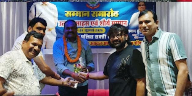 शक्ति के प्रथम नागरिक श्याम सुंदर अग्रवाल ने किया 2 जुलाई को शक्ति पुलिस का शौर्य साहस सम्मान समारोह. पुलिस कप्तान सहित पुलिस अधिकारियों एवं जवानों का हुआ सम्मान. प्रथम नागरिक ने एसपी कार्यालय पहुंचकर पुलिस महानिरीक्षक रामगोपाल गर्ग जी का भी किया सम्मान. एसपी साहब ने कहा- पुलिस जनता की सुरक्षा के लिए प्रतिबद्ध. प्रथम नागरिक श्री अग्रवाल ने कहा- शक्ति जिला पुलिस की सजगता जनता की सबसे बड़ी सुरक्षा kshititech