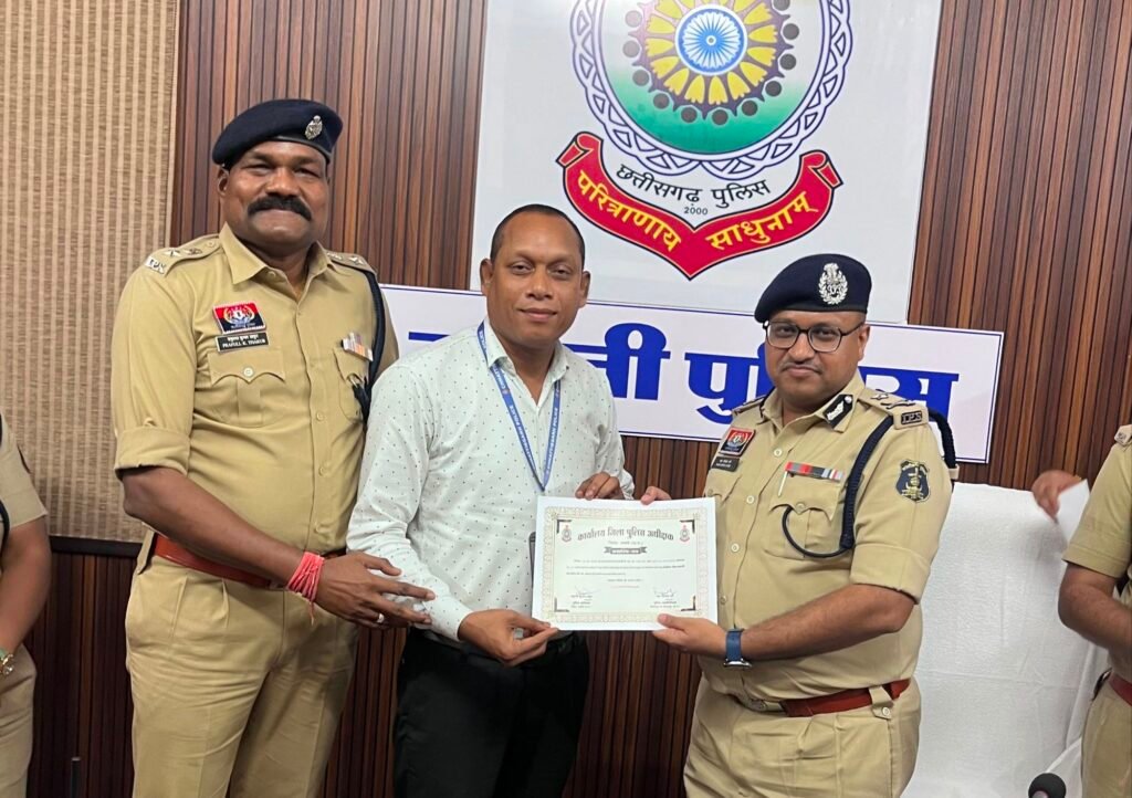 पुलिस परिवार का हौसला बढ़ाया आईजी साहब ने-शक्ति जिला पुलिस को मिला बड़ा सम्मान- संभाग के आईजी साहब ने स्वयं एसपी कार्यालय पहुंचकर जिले के 48 अधिकारी- कर्मचारियों को दिया सक्रियता के लिए प्रमाण पत्र. जिले की पुलिस टीम को दी एक लाख रुपए की नगद प्रोत्साहन राशि kshititech