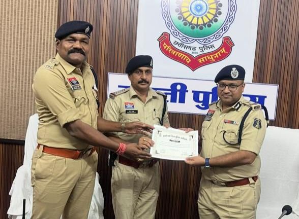 पुलिस परिवार का हौसला बढ़ाया आईजी साहब ने-शक्ति जिला पुलिस को मिला बड़ा सम्मान- संभाग के आईजी साहब ने स्वयं एसपी कार्यालय पहुंचकर जिले के 48 अधिकारी- कर्मचारियों को दिया सक्रियता के लिए प्रमाण पत्र. जिले की पुलिस टीम को दी एक लाख रुपए की नगद प्रोत्साहन राशि kshititech