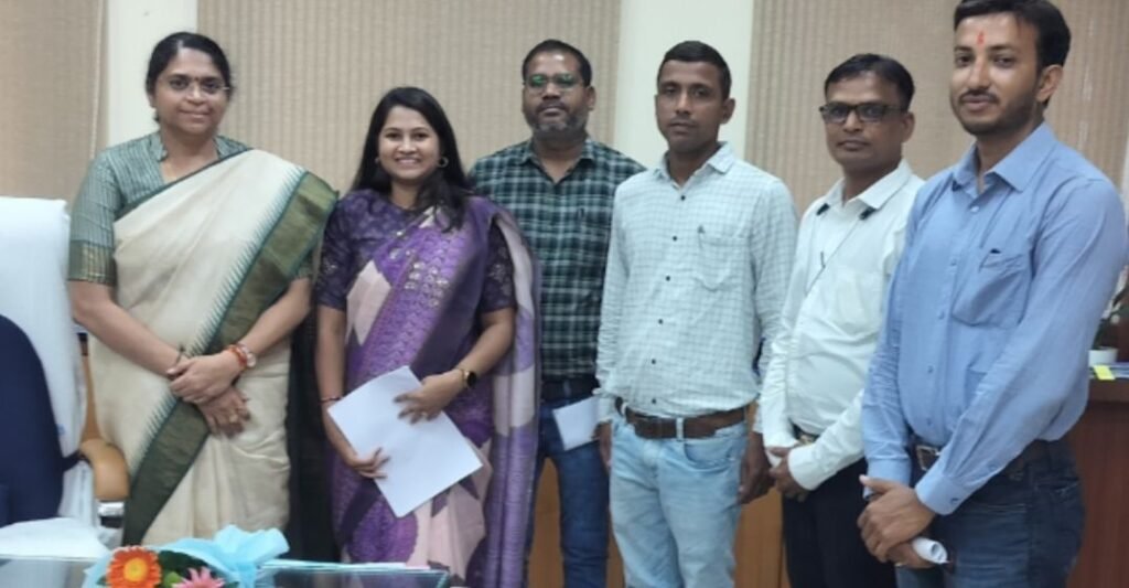 मिला अधिकारी- कर्मचारियों को बड़ा आश्वासन.नगरीय निकाय कर्मचारियों की प्रस्तावित हड़ताल स्थगित,दो मुद्दों पर सचिव से बनी सहमति और बाकी मांगो पर अविलंब निराकरण के आश्वासन बाद हड़ताल स्थगित की घोषणा. संघ के शक्ति जिले के पदाधिकारियो ने दी जानकारी kshititech