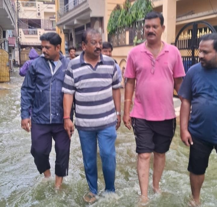 भारी बारिश में नगर निगम रायपुर के दक्षिण विधानसभा क्षेत्र में सड़कों को कर दिया नालियों में तब्दील. दोपहर की बारिश में ही पानी से लबालब हो गई सड़के. कांग्रेस महामंत्री कन्हैया अग्रवाल ने कहा- नगर निगम एवं जिला प्रशासन की बारिश पूर्व की तैयारियो की खुल गई पोल। शहर में नालों के ऊपर बन गए हैं दुकान और मकान भारी बारिश में नगर निगम रायपुर के दक्षिण विधानसभा क्षेत्र में सड़कों को कर दिया नालियों में तब्दील. दोपहर की बारिश में ही पानी से लबालब हो गई सड़के. कांग्रेस महामंत्री कन्हैया अग्रवाल ने कहा- नगर निगम एवं जिला प्रशासन की बारिश पूर्व की तैयारियो की खुल गई पोल। शहर में नालों के ऊपर बन गए हैं दुकान और मकान kshititech