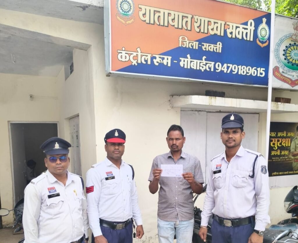 शक्ति जिले में शराबी ड्राइवरो के खिलाफ सख्त हुआ यातायात विभाग. फिर से शराब पीकर गाड़ी चलाने पर 10000 का हुआ जुर्माना. ड्राइवर ने कहा- फिर कभी नहीं पियूंगा शराब. ट्रैफिक इंचार्ज शर्मा के नेतृत्व में सख्त हो गई है यातायात पुलिस kshititech