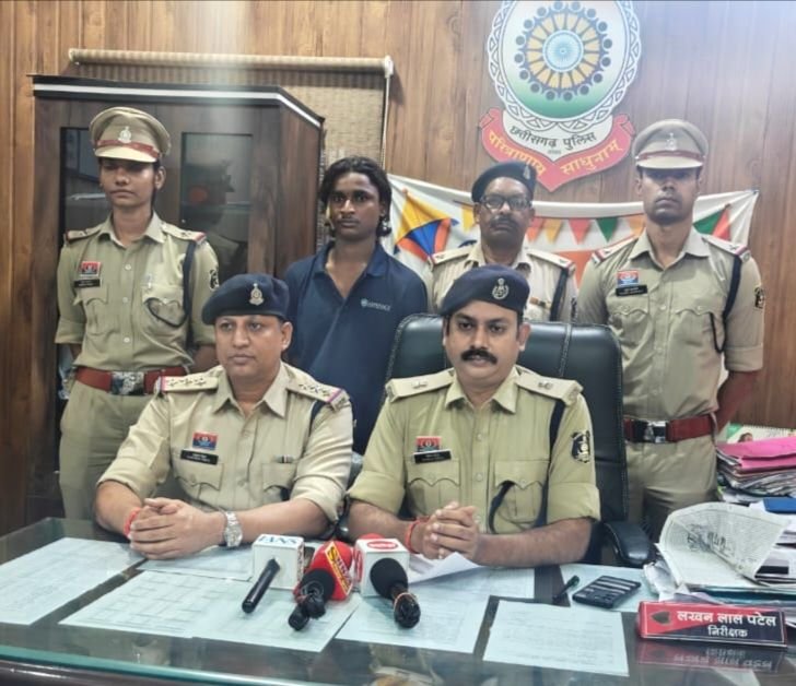 शक्ति पुलिस की बड़ी सफलता-हत्या की नियत से प्राण घातक हमला करने वाले आरोपी को किया शक्ति पुलिस ने गिरफ्तार. 10 जुलाई को आयोजित प्रेस वार्ता में एडिशनल एसपी पंकज पटेल एवं शक्ति थाना टीआई लखन पटेल द्वारा दी गई जानकारी kshititech