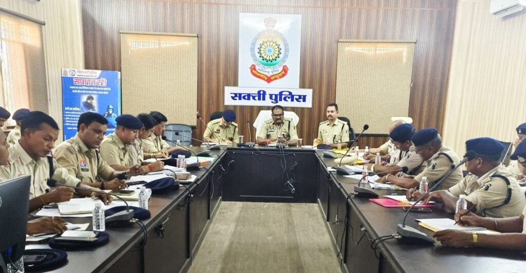अपराधियों पर सख्ती से कार्रवाई करने के निर्देश-शक्ति जिले के पुलिस कप्तान ने ली जिले के विभिन्न थाना क्षेत्र में अपराधों की समीक्षा बैठक.थाना प्रभारी सहित प्रमुख पुलिस अधिकारी रहे मौजूद kshititech
