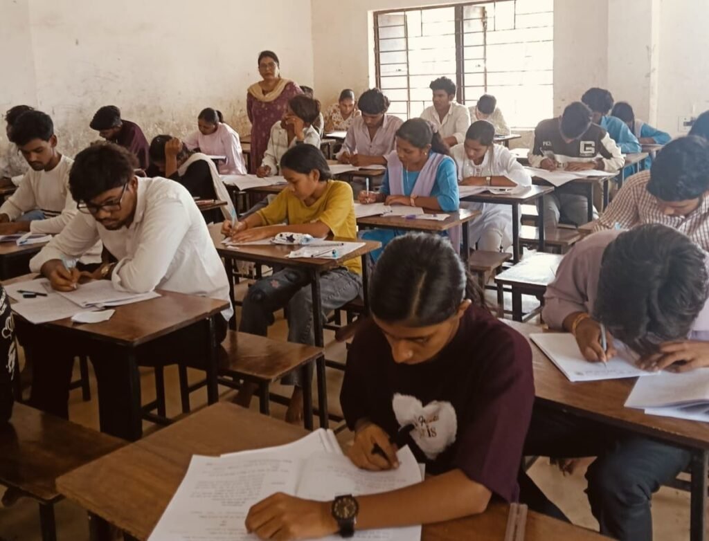 स्कूल पहुंच कर शिक्षिका ने किया हस्ताक्षर और चली गई स्कूल से. जिला शिक्षा अधिकारी शक्ति ने दिए सख्त कार्रवाई के निर्देश kshititech