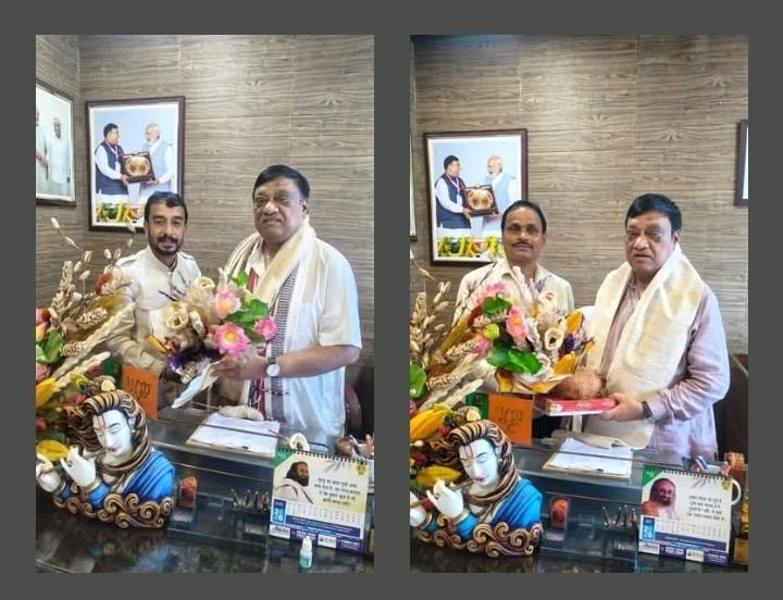 नारायण चंदेल से मिले छत्तीसगढ़ शासन द्वारा मनोनीत एल्डरमैन. चंदेल जी एवं सरकार का आभार जताया एल्डरमेनो ने. चंदेल जी का भी किया शाल श्रीफल से अभिनंदन kshititech