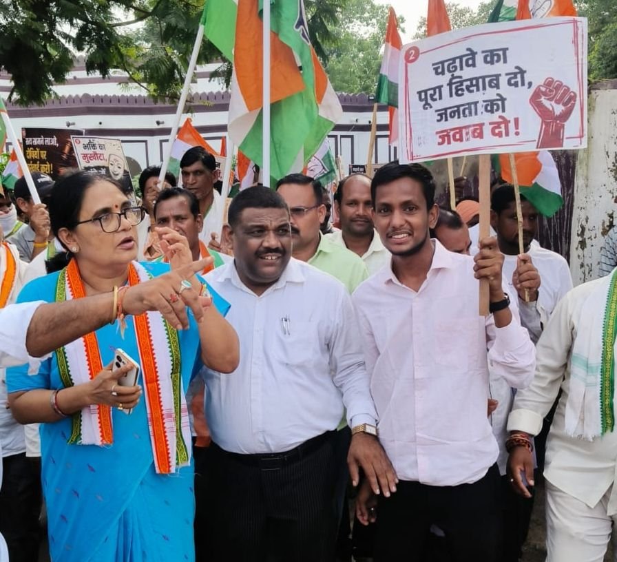 चढ़ावे का पूरा हिसाब दो. जनता को जवाब दो-जिला मुख्यालय शक्ति में राम मंदिर दान चोरी मामले को लेकर कांग्रेस ने किया विरोध प्रदर्शन. हाथों पर तख्तियां लेकर रैली निकाली कांग्रेस ने.दान चोरी मामले के आरोपियों पर कड़ी कार्रवाई की मांग की कांग्रेस ने kshititech