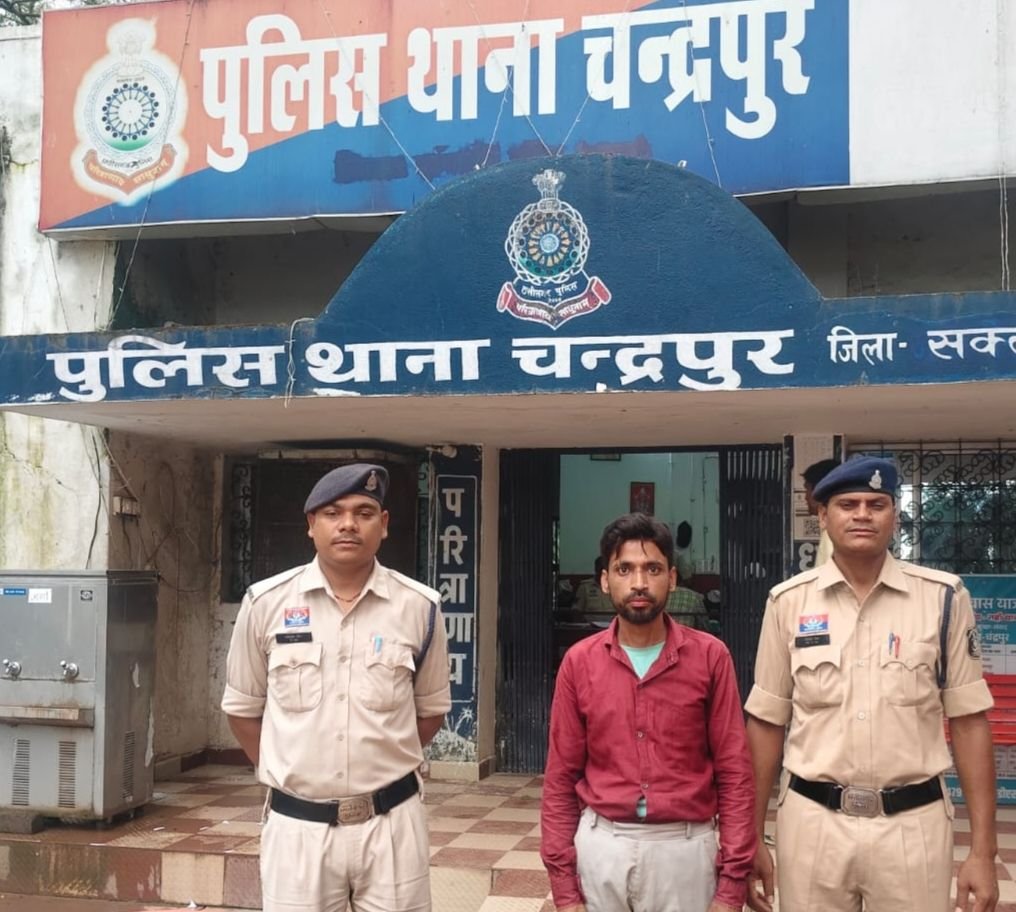 सोशल मीडिया पर महिला से दोस्ती कर उसे ब्लैकमेलिंग करने वाले व्यक्ति को चंद्रपुर पुलिस ने किया गिरफ्तार. महिला से कर रहा था पैसे की मांग. एसडीओ पुलिस सुमित गुप्ता के मार्गदर्शन में टीआई जितेंद्र कोसने की सफलता. एसपी साहब ने करी अपील- अनजान लोगों से सोशल मीडिया पर ना करें दोस्ती सोशल मीडिया पर महिला से दोस्ती कर उसे ब्लैकमेलिंग करने वाले व्यक्ति को चंद्रपुर पुलिस ने किया गिरफ्तार. महिला से कर रहा था पैसे की मांग. एसडीओ पुलिस सुमित गुप्ता के मार्गदर्शन में टीआई जितेंद्र कोसने की सफलता. एसपी साहब ने करी अपील- अनजान लोगों से सोशल मीडिया पर ना करें दोस्ती kshititech