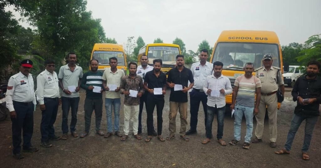 डभरा क्षेत्र की स्कूली बसों में यातायात विभाग में करी बड़ी कार्रवाई- 9 वाहनों पर किया 21000 रुपए का जुर्माना. एसपी ठाकुर ने कहा-बच्चों के जीवन से खिलवाड़ बर्दाश्त नहीं kshititech