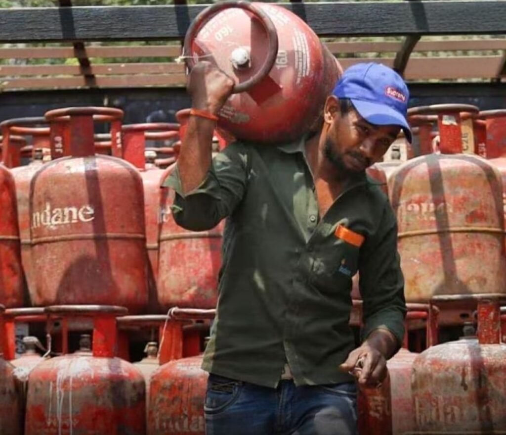 अब क्लिक करते ही आधे घंटे में आपके घर में डिलीवर होगा एलजी का गैस सिलेंडर. सरकार ने चालू की नई सुविधा kshititech