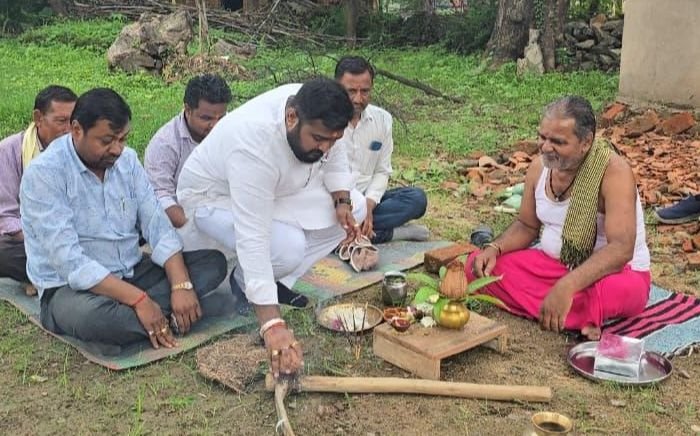 ग्राम पंचायत भक्तु डेरा में नाली निर्माण का भूमि पूजन किया जिला पंचायत सदस्य आयुष शर्मा ने. आयुष ने कह- नाली निर्माण से स्वच्छता के कार्य को मिलेगी गति. भाजपा की सरकार ग्रामीण क्षेत्र का कर रही तेजी से विकास. भूमि पूजन में क्षेत्रीय जनप्रतिनिधि भी रहे मौजूद kshititech