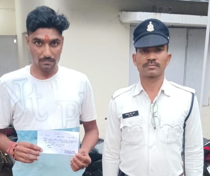शक्ति जिले में शराब पीकर गाड़ी चलाने वालों की आई शामत-ट्रैफिक डिपार्टमेंट ने 16 जुलाई को किया ₹10000 का जुर्माना. शराबी चालक ने कहा- अब नहीं पियूंगा कभी शराब. जिला ट्रैफिक इंचार्ज शर्मा के नेतृत्व में हो रही लगातार कार्रवाई kshititech