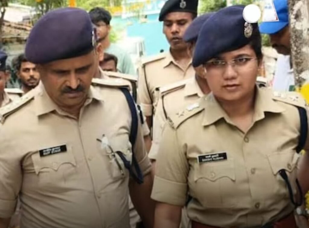 रहस्यमई घटनाओं से ग्रामीणों में दशहत. अज्ञात युवक घर में घुसकर महिलाओं के बाल काट रहा कैंची से रहस्यमई घटनाओं से ग्रामीणों में दशहत. अज्ञात युवक घर में घुसकर महिलाओं के बाल काट रहा कैंची से kshititech