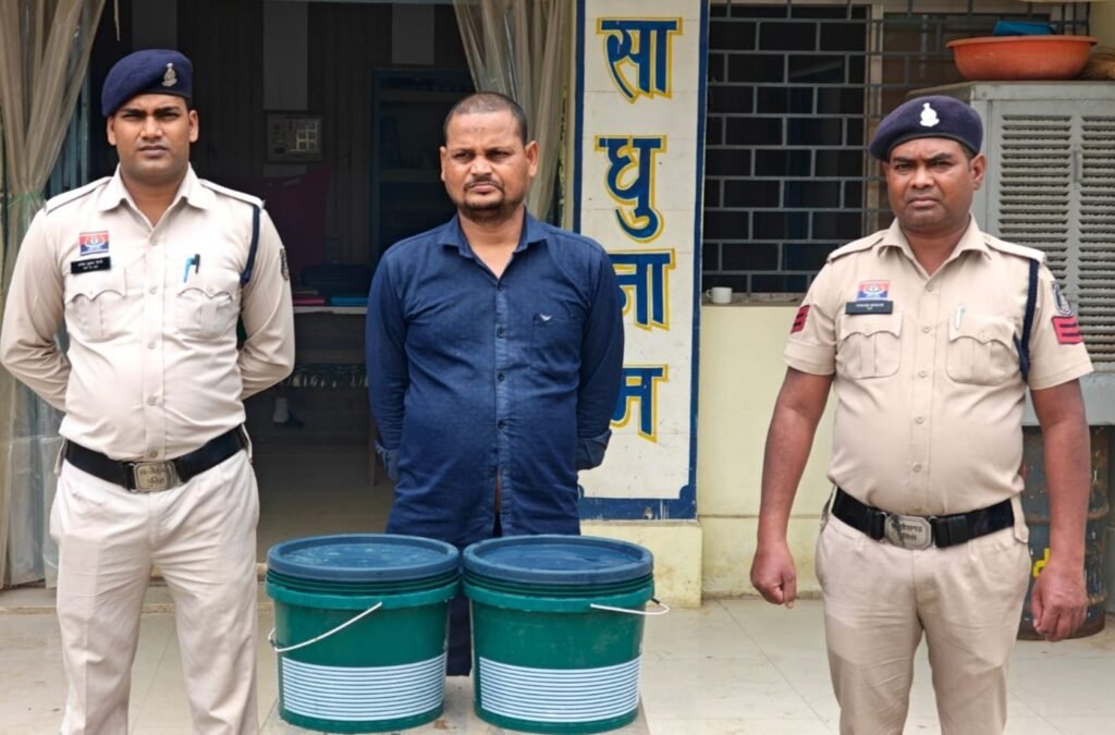 डभरा पुलिस की सक्रियता से 30 लीटर कच्ची महुआ शराब के साथ आरोपी गिरफ्तार. एसडीओ पुलिस सुमित गुप्ता के निर्देशन में थाना प्रभारी राजेश पटेल की कार्रवाई डभरा पुलिस की सक्रियता से 30 लीटर कच्ची महुआ शराब के साथ आरोपी गिरफ्तार. एसडीओ पुलिस सुमित गुप्ता के निर्देशन में थाना प्रभारी राजेश पटेल की कार्रवाई kshititech