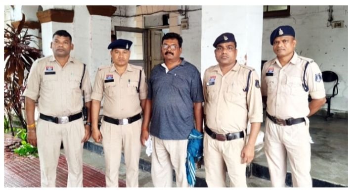 ब्रेकिंग न्यूज़-सहारा इंडिया घोटाले में 3 साल से फरार ब्रांच मैनेजर गिरफ्तार. 3848 निवेशकों के साथ करोड़ों रुपए की धोखाधड़ी का मामला. एक पीड़ित निवेशक की शिकायत के बाद जांच में हुआ था पूरे मामले का खुलासा ब्रेकिंग न्यूज़-सहारा इंडिया घोटाले में 3 साल से फरार ब्रांच मैनेजर गिरफ्तार. 3848 निवेशकों के साथ करोड़ों रुपए की धोखाधड़ी का मामला. एक पीड़ित निवेशक की शिकायत के बाद जांच में हुआ था पूरे मामले का खुलासा kshititech