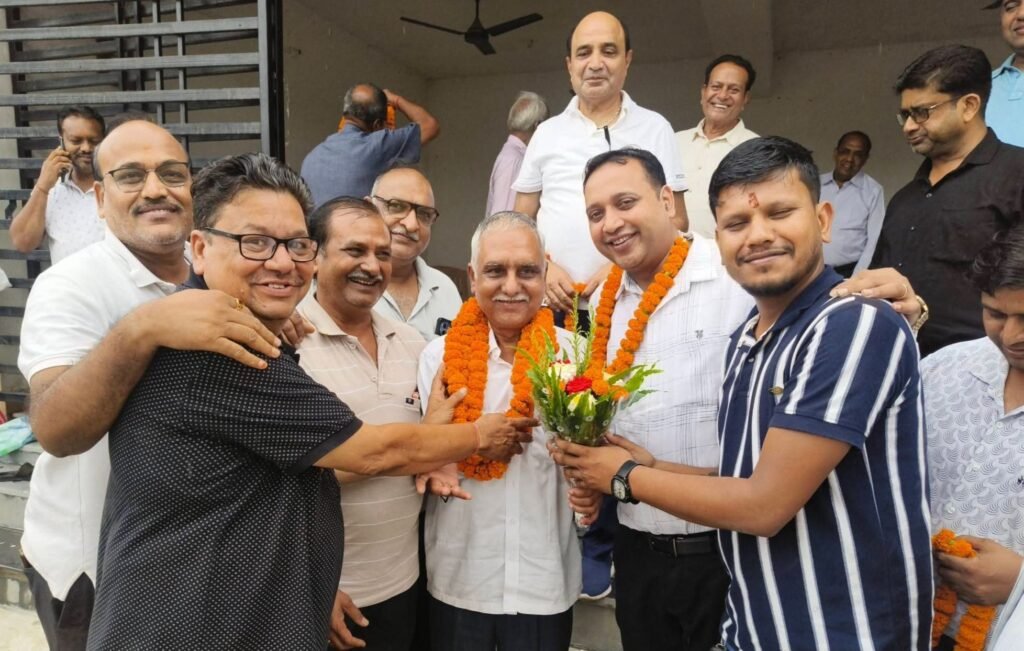 अग्रवाल सभा दर्री जमनीपाली के नए अध्यक्ष चुने गए सुरेश अग्रवाल पत्रकार. पूर्व अध्यक्ष प्रेमचंद अग्रवाल ने दी नए अध्यक्ष को बधाई. समाज के सक्रिय सदस्यों को दी गई अहम जिम्मेदारी.प्रदेश में अग्रवाल समाज की सक्रिय संस्था है दर्री जमनीपाली इकाई अग्रवाल सभा दर्री जमनीपाली के नए अध्यक्ष चुने गए सुरेश अग्रवाल पत्रकार. पूर्व अध्यक्ष प्रेमचंद अग्रवाल ने दी नए अध्यक्ष को बधाई. समाज के सक्रिय सदस्यों को दी गई अहम जिम्मेदारी.प्रदेश में अग्रवाल समाज की सक्रिय संस्था है दर्री जमनीपाली इकाई kshititech