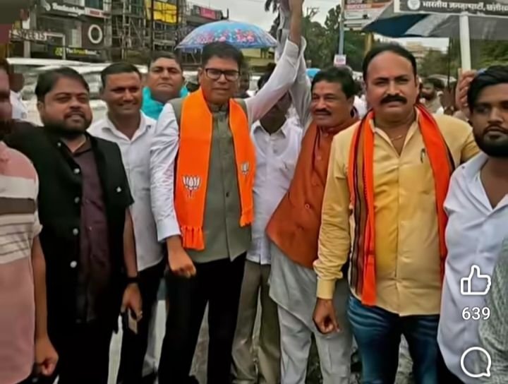 बड़ी खबर -राजधानी रायपुर में भाजपा कांग्रेस के नेता प्रदर्शन के दौरान भिड़े आपस में. एक सब इंस्पेक्टर सहित 16 पुलिस कर्मी हुए घायल. कांग्रेस के 12 नेताओं पर थाने में हुआ मामला दर्ज.पत्थर बाजी सहित कांच की बोतले भी फेंकी गई भिंडत में. घटना को लेकर भूपेश बघेल ने किया ट्वीट कहा हद में रहिए भाजपा वालों. पुलिस ने कहा- भाजपा के चल रहे प्रदर्शन में पहुंचे कांग्रेस के नेता बड़ी खबर -राजधानी रायपुर में भाजपा कांग्रेस के नेता प्रदर्शन के दौरान भिड़े आपस में. एक सब इंस्पेक्टर सहित 16 पुलिस कर्मी हुए घायल. कांग्रेस के 12 नेताओं पर थाने में हुआ मामला दर्ज.पत्थर बाजी सहित कांच की बोतले भी फेंकी गई भिंडत में. घटना को लेकर भूपेश बघेल ने किया ट्वीट कहा हद में रहिए भाजपा वालों. पुलिस ने कहा- भाजपा के चल रहे प्रदर्शन में पहुंचे कांग्रेस के नेता kshititech