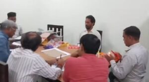 बड़ी खबर-शक्ति जिला अस्पताल के सिविल सर्जन 01 लाख रुपये की रिश्वत लेते पकड़े गए रंगे हाथों. एंटी करप्शन ब्यूरो ने करी कारवाई. पे डाटा ट्रांसफर करने के नाम पर कर्मचारी से मांगी थी घूस. गुरुवार को एसीबी ने करी डॉक्टर संतोष पटेल के खिलाफ कार्रवाई बड़ी खबर-शक्ति जिला अस्पताल के सिविल सर्जन 01 लाख रुपये की रिश्वत लेते पकड़े गए रंगे हाथों. एंटी करप्शन ब्यूरो ने करी कारवाई. पे डाटा ट्रांसफर करने के नाम पर कर्मचारी से मांगी थी घूस. गुरुवार को एसीबी ने करी डॉक्टर संतोष पटेल के खिलाफ कार्रवाई kshititech