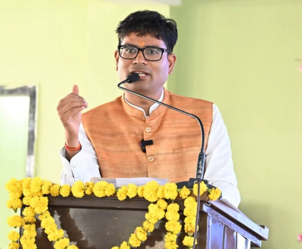 वित्त मंत्री चौधरी ने कहा- चंद्रपुर के चंद्रहासिनी महोत्सव को नई पहचान दिलाने करेंगे पहल. प्रस्तावित चंद्रहासिनी आरोग्यधाम को आयुष्मान योजना से जोड़ने हेतु लिखेंगे शासन को पत्र. अवसर था 23 जुलाई को मिरौनी चंद्रपुर में चंद्रहासिनी आरोग्यधाम के शिलान्यास समारोह का kshititech