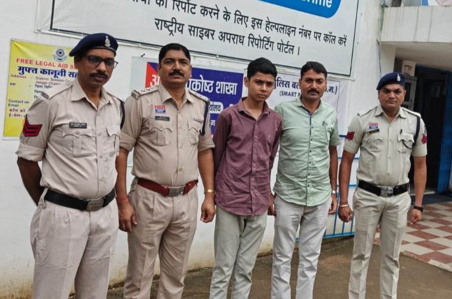 आखिरकार मिल ही गया प्रांशु साहू-बाराद्वार पुलिस की सक्रियता से अपरहण हुए बालक को उड़ीसा के बालेश्वर से किया गया सकुशल बरामद. एसपी साहब के निर्देशन में टीआई नरेंद्र यादव एवं टीम की बड़ी सफलता. प्रांशु की गुमशुदगी ने नींद उड़ा दी थी पुलिस की kshititech