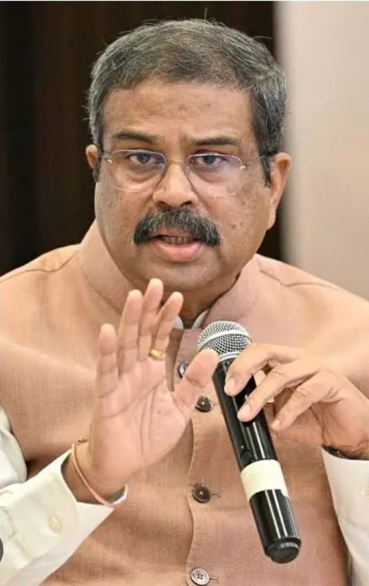 महामहिम राष्ट्रपति ने स्वीकार कर लिया धर्मेंद्र प्रधान का इस्तीफा. प्रधान ने सोशल मीडिया पर पोस्ट कर कहा- जंतर मंतर के धरने का राष्ट्र विरोधी ताकते प्राप्त लाभ ना ले ले। इसलिए दिया मैंने अपना इस्तीफा. संबलपुर उड़ीसा से सांसद है धर्मेंद्र. कॉकरोच जनता पार्टी के अभिजीत ने कहा- शिक्षा मंत्री का इस्तीफा हमारे आंदोलन की सबसे बड़ी जीत. 12 सालों में पहली बार मोदी सरकार के किसी मंत्री ने जन विरोध के चलते दिया अपना इस्तीफा kshititech