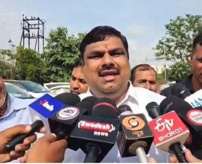 छत्तीसगढ़ के शिक्षा मंत्री गजेंद्र यादव ने कहा- धर्मेंद्र प्रधान को वापस लेना चाहिए इस्तीफा.एक व्यक्ति की गलती के लिए मंत्री जिम्मेदार नहीं. 25 जुलाई को दुर्ग में पत्रकारों से चर्चा में कही मंत्री यादव ने kshititech