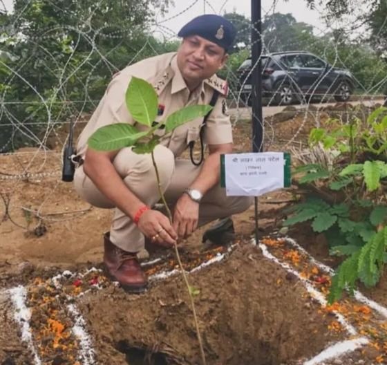 आप स्वयं भी करें वृक्षारोपण. लोगों को भी करें प्रोत्साहित- लखन पटेल कोतवाली प्रभारी शक्ति. kshititech