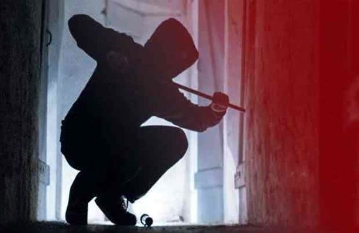 घर में खाना बनाने वाले कुक ने कर दिया बड़ा खेल- अलमारी तोड़कर करीब 50 लाख रुपए नगदी एवं सोने चांदी के जेवरात ले उड़ा रसोईया. अति विश्वास में कुक के भरोसे घर छोड़ना महंगा पड़ा मलिक को. अशोका आइकॉन रायपुर में हुई घटना ने नींद उड़ा दी है उच्च घरानों की kshititech